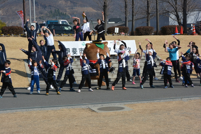 島上条公園にて参加者全員がラジオ体操をしている写真
